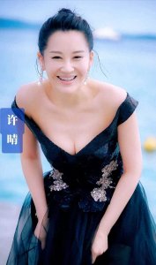 ​人间尤物许晴和小21岁男歌手恋情曝光，两人已同居？