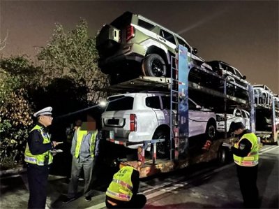 ​武汉高管交警专项治理运输车违法改装