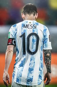 ​＂梅西拒绝领奖发言！揭秘他背后的真实原因，引发球迷热议＂