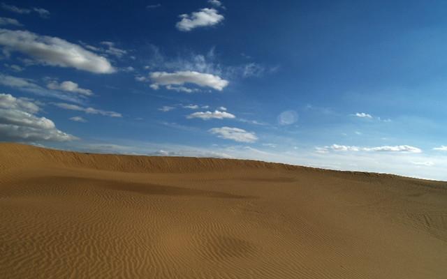 库布齐沙漠在哪里(库布齐沙漠气候类型特征)