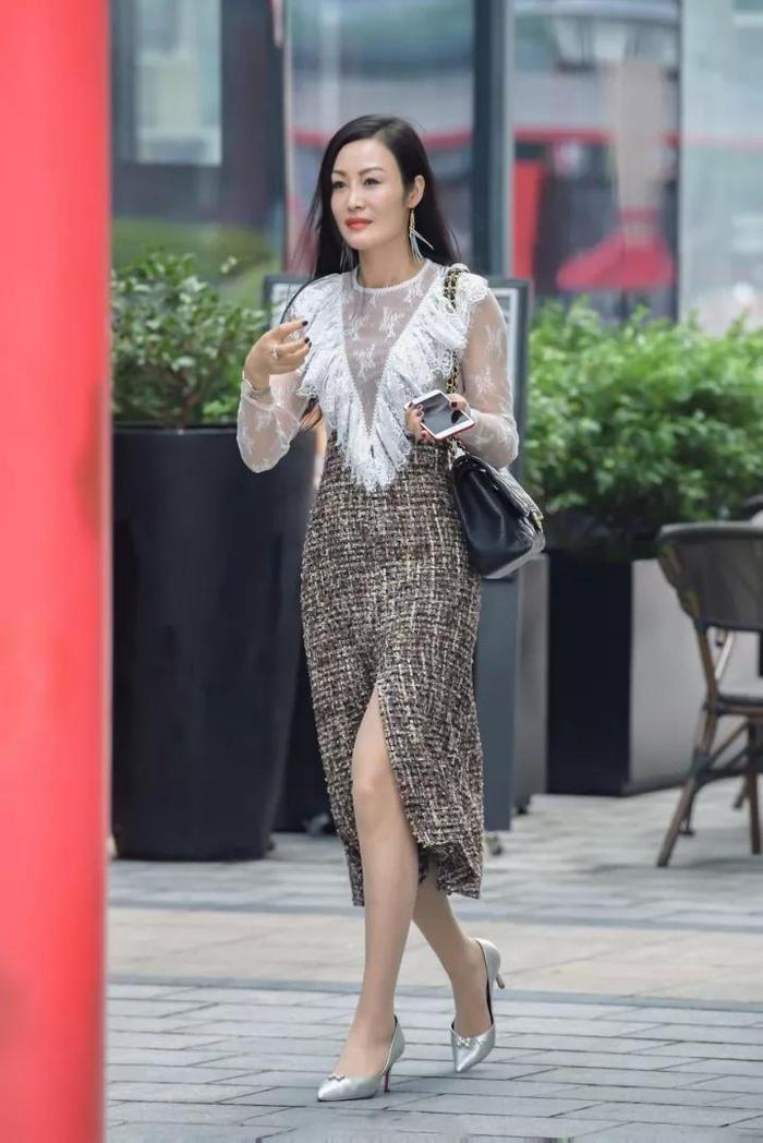 街拍：开叉裙与蕾丝白衣搭配，独具极有气质