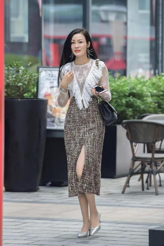 街拍：开叉裙与蕾丝白衣搭配，独具极有气质