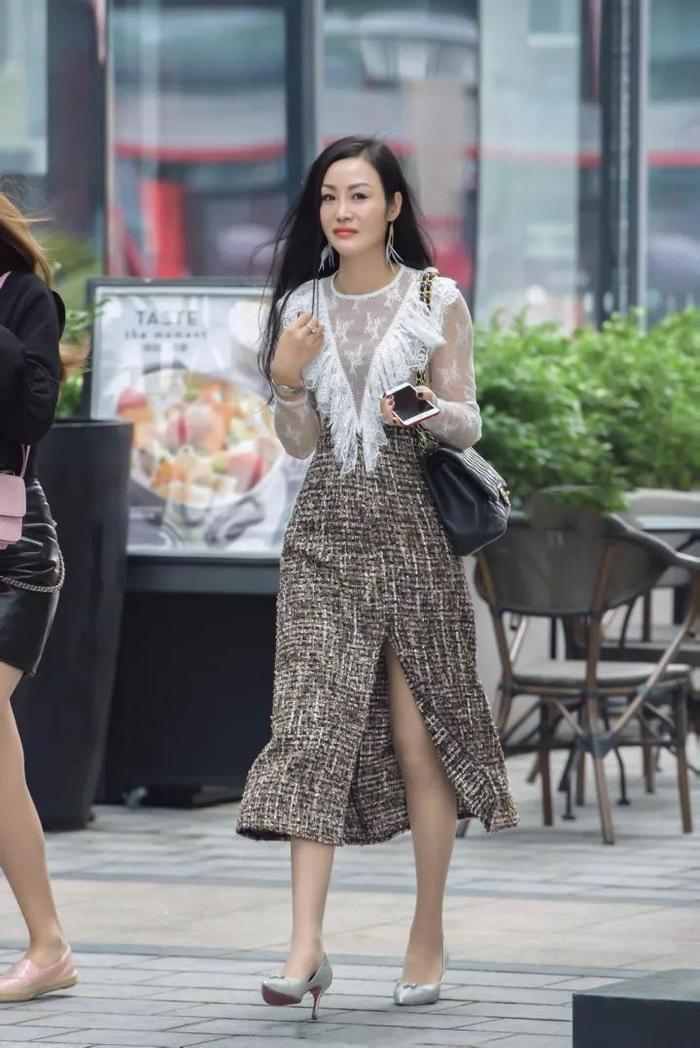 街拍：开叉裙与蕾丝白衣搭配，独具极有气质