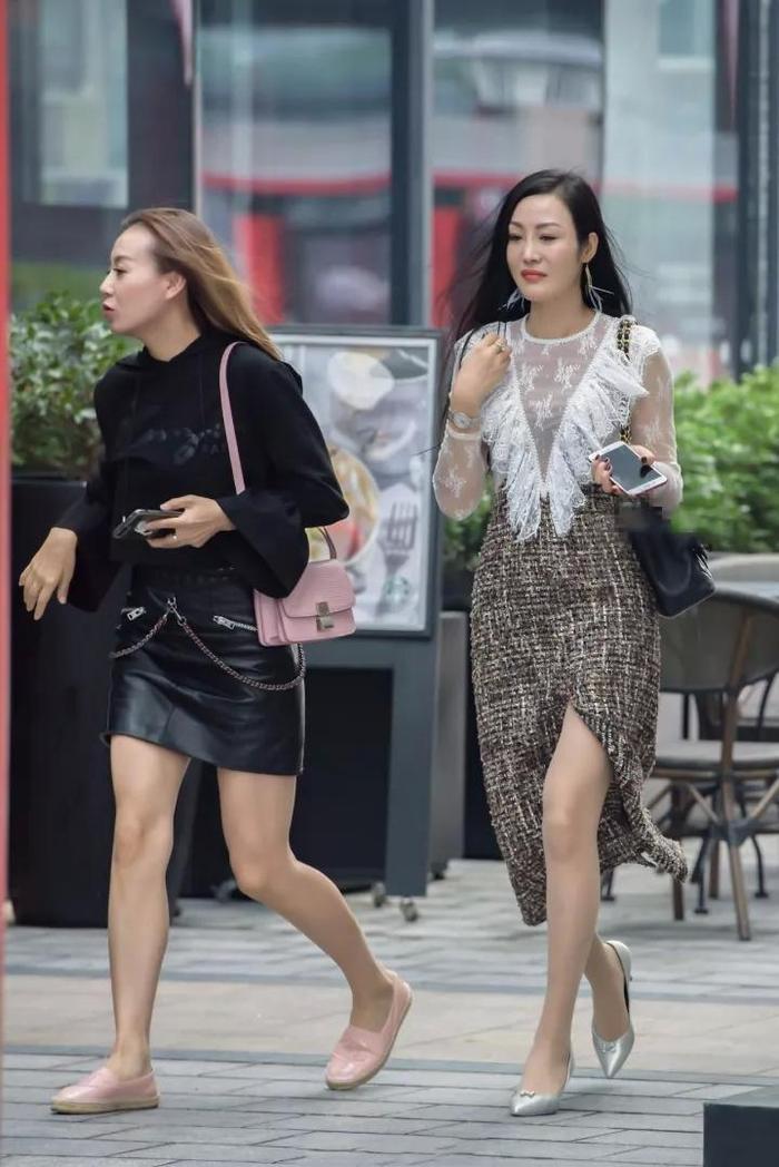 街拍：开叉裙与蕾丝白衣搭配，独具极有气质