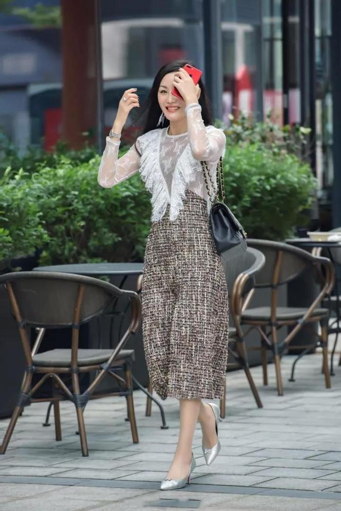 街拍：开叉裙与蕾丝白衣搭配，独具极有气质