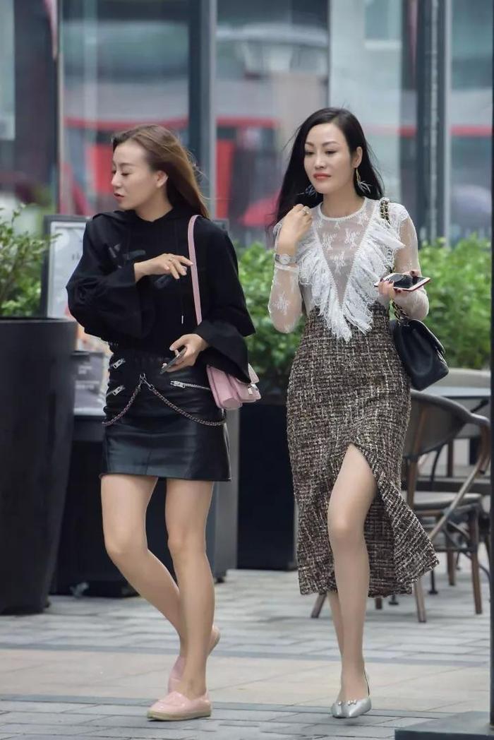 街拍：开叉裙与蕾丝白衣搭配，独具极有气质