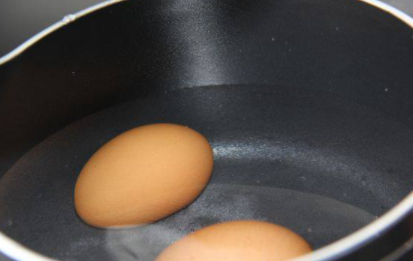 水煮鸡蛋要煮多久,水煮鸡蛋一般煮几分钟图3