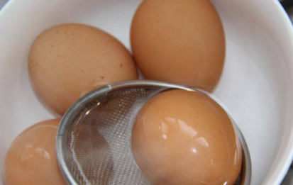 水煮鸡蛋要煮多久,水煮鸡蛋一般煮几分钟图5