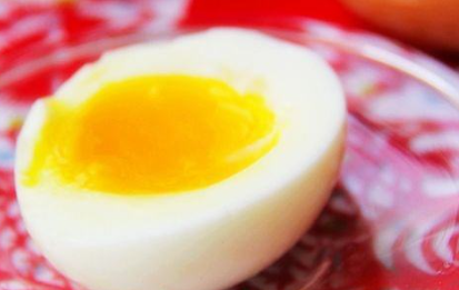 水煮鸡蛋要煮多久,水煮鸡蛋一般煮几分钟图6