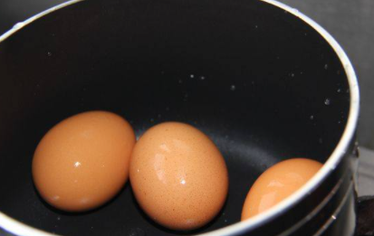 水煮鸡蛋要煮多久,水煮鸡蛋一般煮几分钟图2