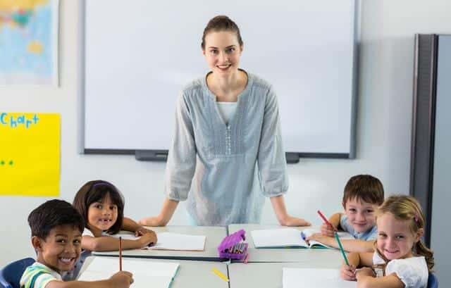 做保育员好还是做幼师好(保育员是做什么的)