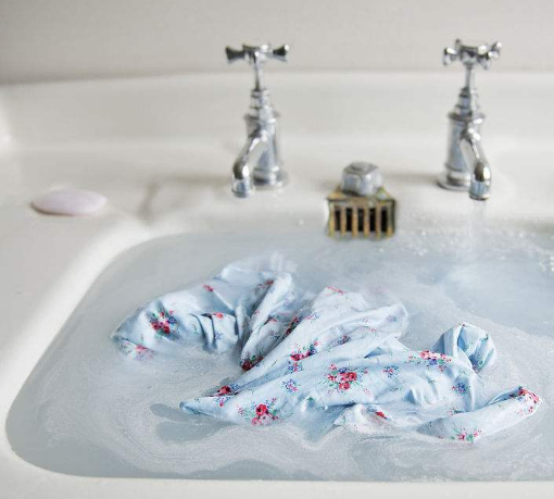 衣服泡臭了该如何清理,衣服泡久了发臭味道怎么去除掉图5