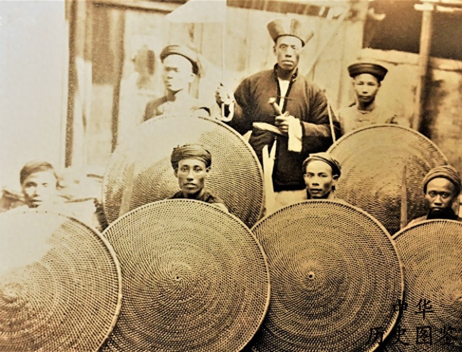 一组罕见的历史老照片：图二是神秘的“类人猿”，图七的穿着亮了