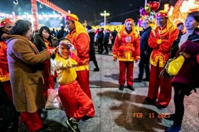 ​元宵节趣味猜灯谜，看社火全家老小齐上阵，欢欢喜喜闹元宵!