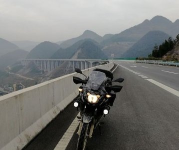 ​300CC的休旅王者川崎Versys300X，续航600公里，过炮弹坑就玩一样