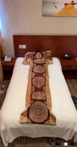 ​酒店床上那块神秘布料，“床旗”你知道是拿来干嘛的吗