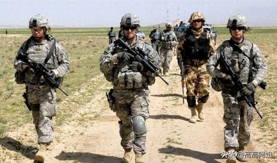 ​身中12枪都不死！外媒质疑中国防弹衣藏钢板，拆开后都看傻眼了