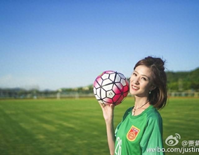 江苏苏宁贾紫婷,中超最美女记者!花容月貌,靡颜腻理!