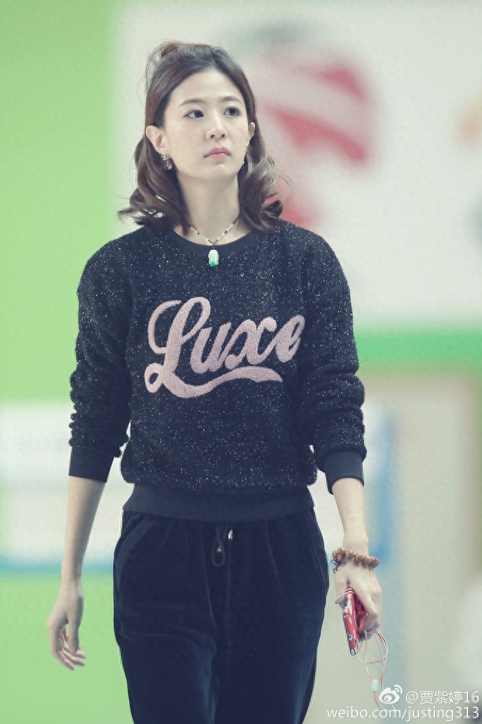 江苏苏宁贾紫婷,中超最美女记者!花容月貌,靡颜腻理!