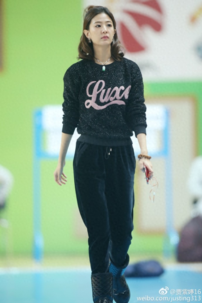 江苏苏宁贾紫婷,中超最美女记者!花容月貌,靡颜腻理!