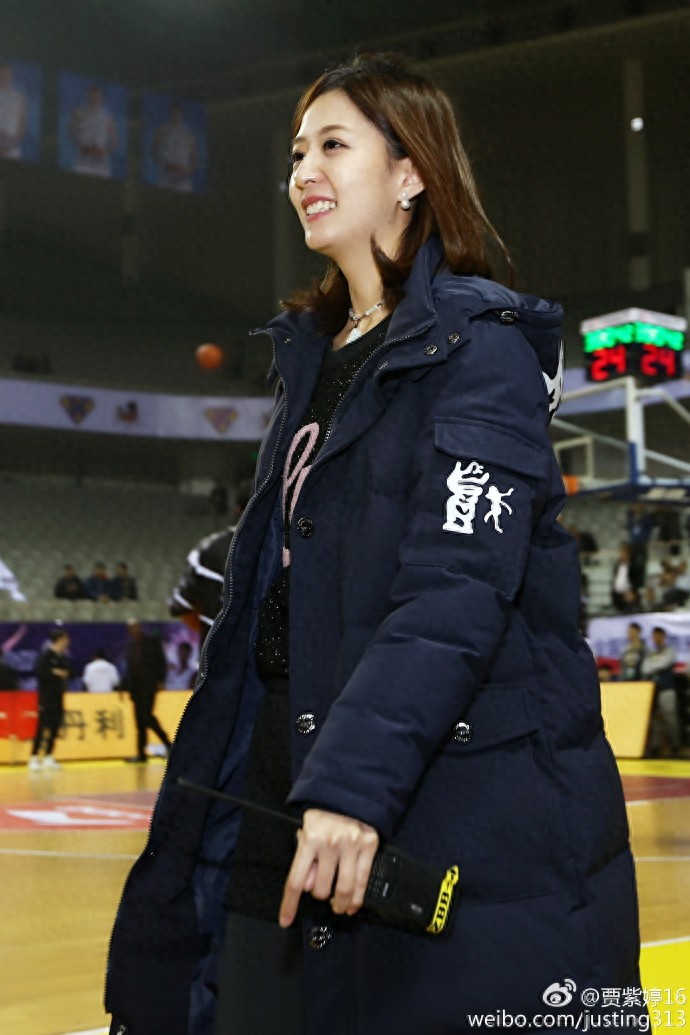 江苏苏宁贾紫婷,中超最美女记者!花容月貌,靡颜腻理!