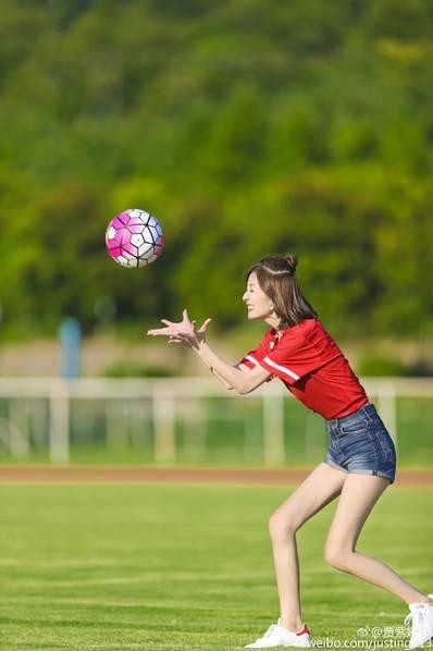 江苏苏宁贾紫婷,中超最美女记者!花容月貌,靡颜腻理!