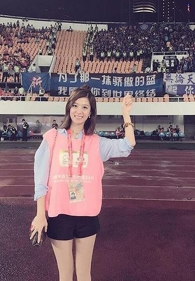 江苏苏宁贾紫婷,中超最美女记者!花容月貌,靡颜腻理!