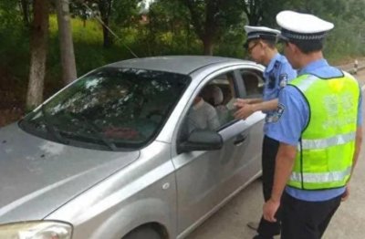 ​交警查车的秘密：四大原因揭晓