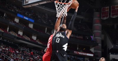 ​乔治率全队六人得分上双 快船大胜火箭