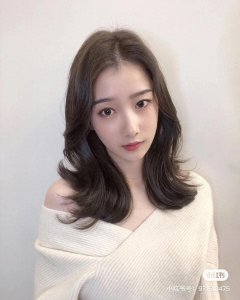 ​黑茶色是一款介于冷棕色和黑色之间的一种发色。