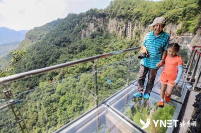 ​浙江：心跳加速度 全省最长高空玻璃栈道吸引游客前来体验