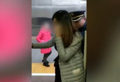 ​公安责令拦高铁女教师认错 罚款二千元