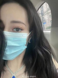 ​迪丽热巴晒甜美自拍照：眼神温柔 活力满满