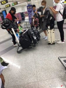 ​陈小春首秀儿子正脸照 携妻低调现身《爸爸去哪儿5》