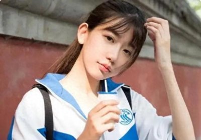 ​初中、高中、大学时期的“班花”对比图，哪个阶段的班花最惊艳？