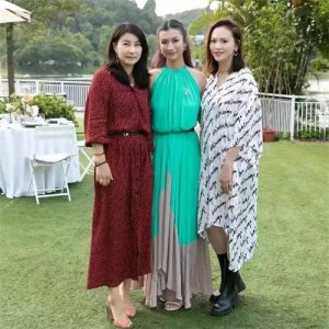 ​郭晶晶参加贵妇聚会惊艳了！穿红裙亮相，虽然是旧衣却没人敢笑话