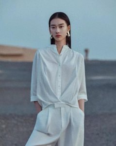 ​一米七九的国际超模，曹紫薇：时尚界的璀璨新星，谁与争锋？