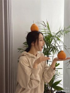 ​迪丽热巴最新日常照，可爱俏皮大橘子