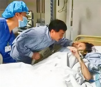 ​2014年，姚贝娜病逝前的照片，镜头中她躺在病床上。