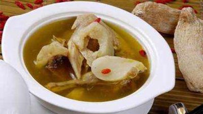 ​枸杞炖鸽子，家庭简单做法，它温补滋润的汤，可调节机体免疫功能