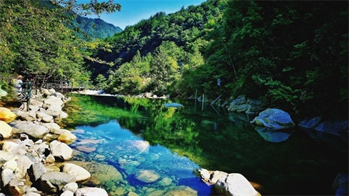 大别山主峰景区位于安徽，素以雄、奇、险、幽而闻名于世