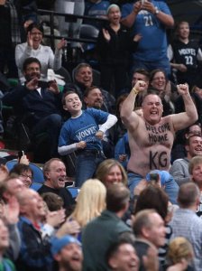 ​森林狼跳舞大叔被扒是剧本，骗了我们21年！