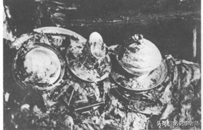 老照片再现定陵发掘：图6提取皇冠，图9万历皇帝的遗骸姿势很怪异