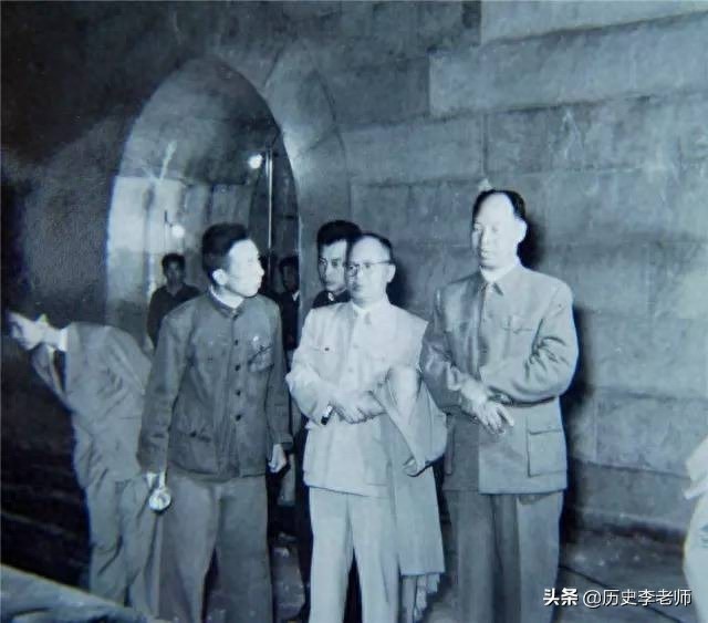 老照片再现定陵发掘：图6提取皇冠，图9万历皇帝的遗骸姿势很怪异