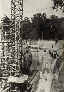 ​老照片再现定陵发掘：图6提取皇冠，图9万历皇帝的遗骸姿势很怪异