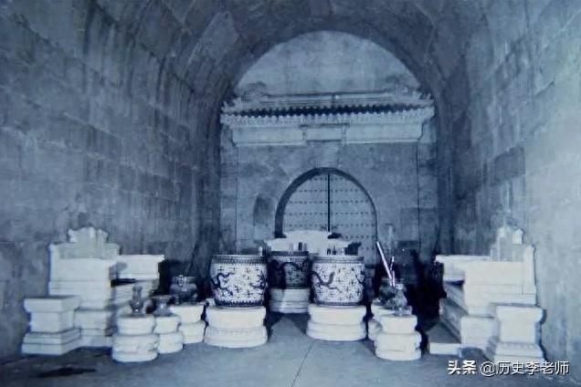 老照片再现定陵发掘：图6提取皇冠，图9万历皇帝的遗骸姿势很怪异