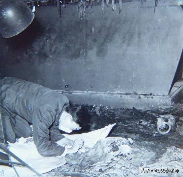 老照片再现定陵发掘：图6提取皇冠，图9万历皇帝的遗骸姿势很怪异