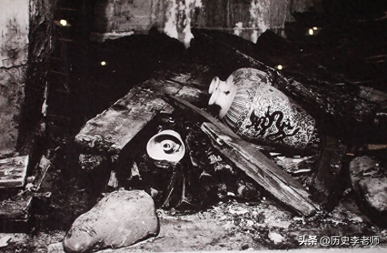 老照片再现定陵发掘：图6提取皇冠，图9万历皇帝的遗骸姿势很怪异