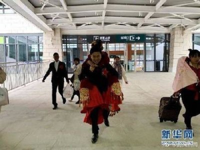 ​春运首日最浪漫的事：小伙乘坐动车迎娶新娘