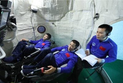 ​航天事故发生时，宇航员可以太空跳伞吗？过程中会发生什么？